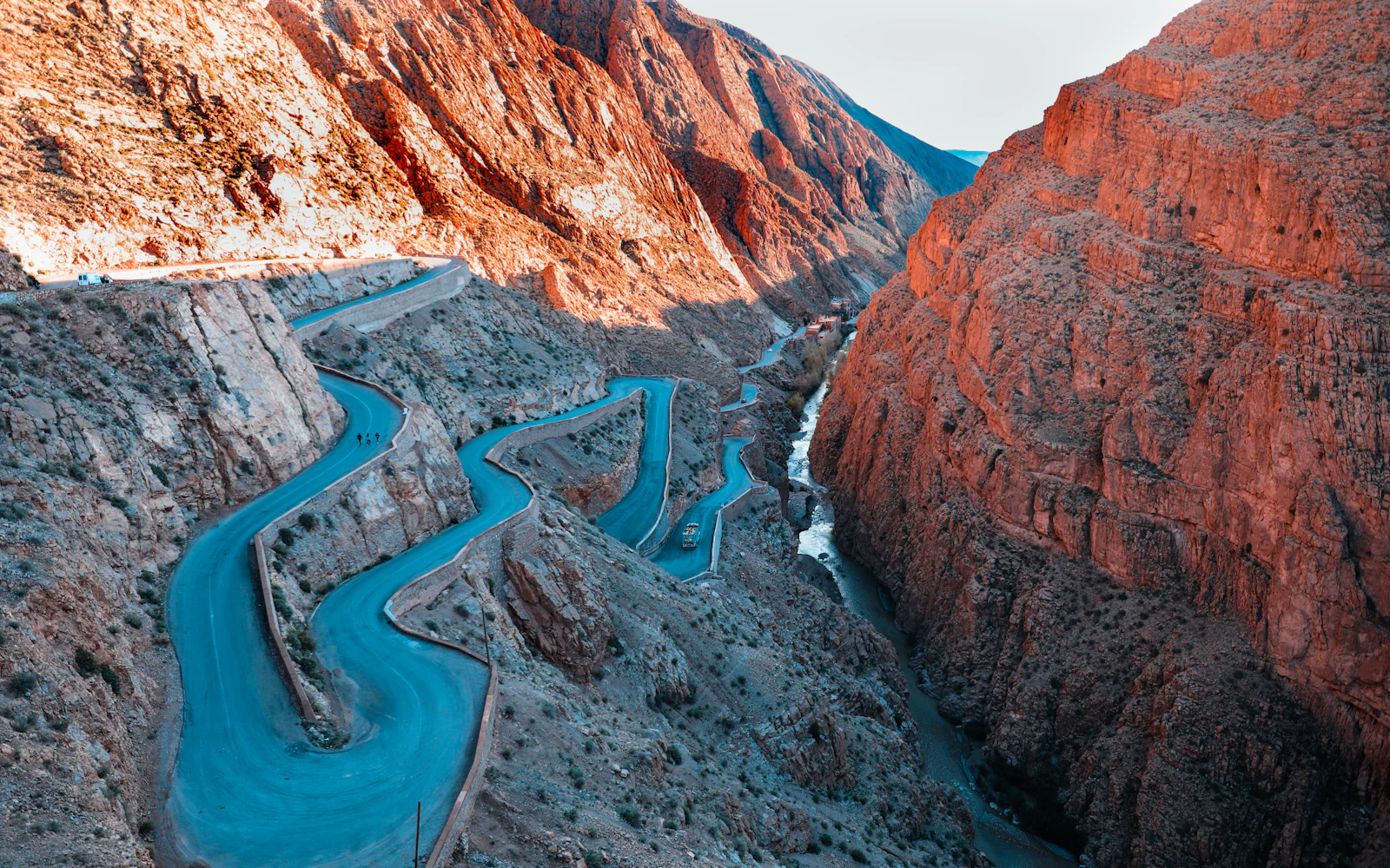 Carretera sinuosa de la garganta del Dadès
