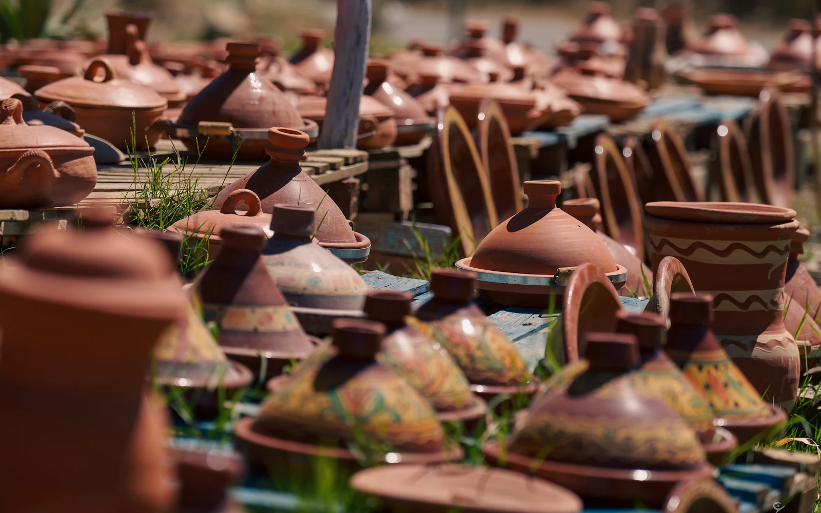 Cerámica y tajines en un mercado