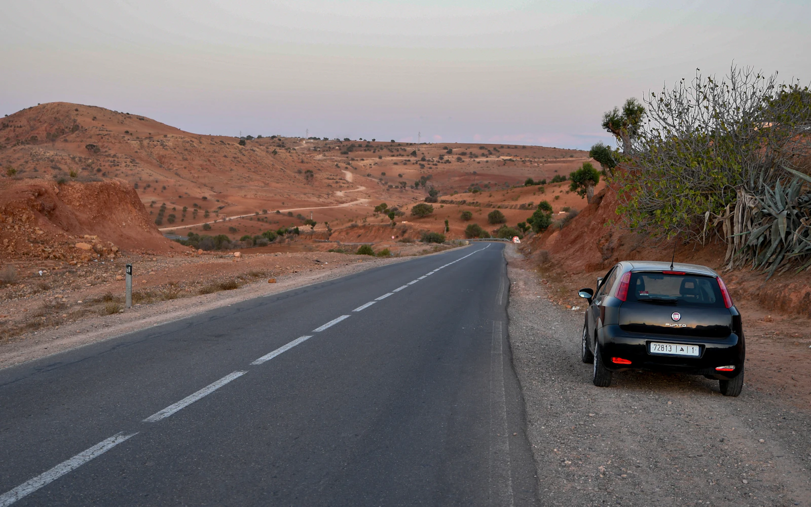 Coche privado en una carretera de montaña en Marruecos