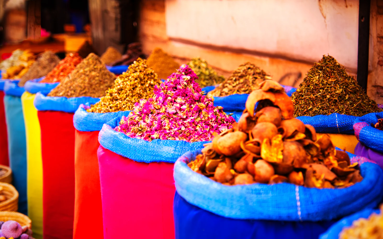 Pyramides d'épices dans un souk de Marrakech