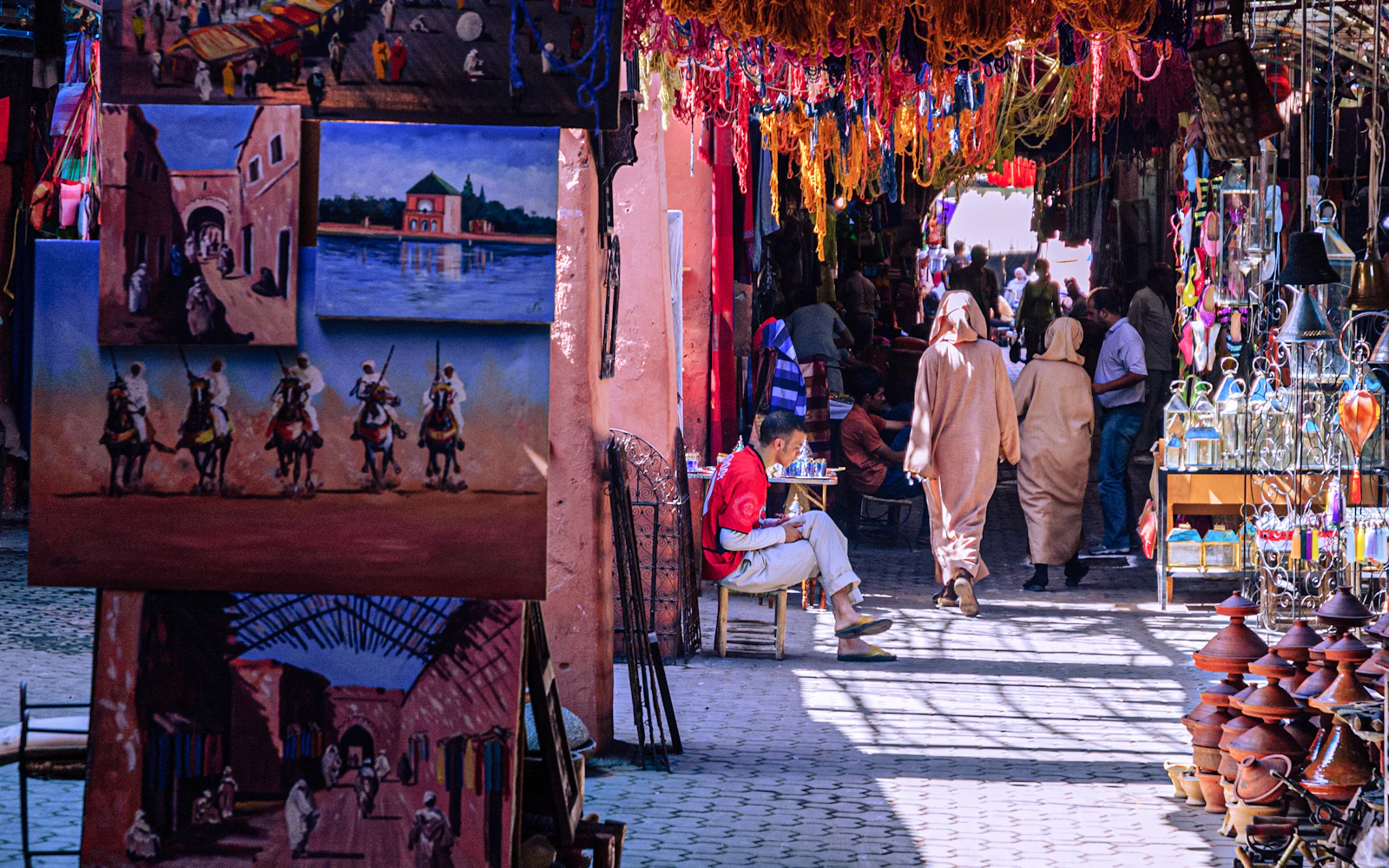 Lanternes et artisanat dans les souks