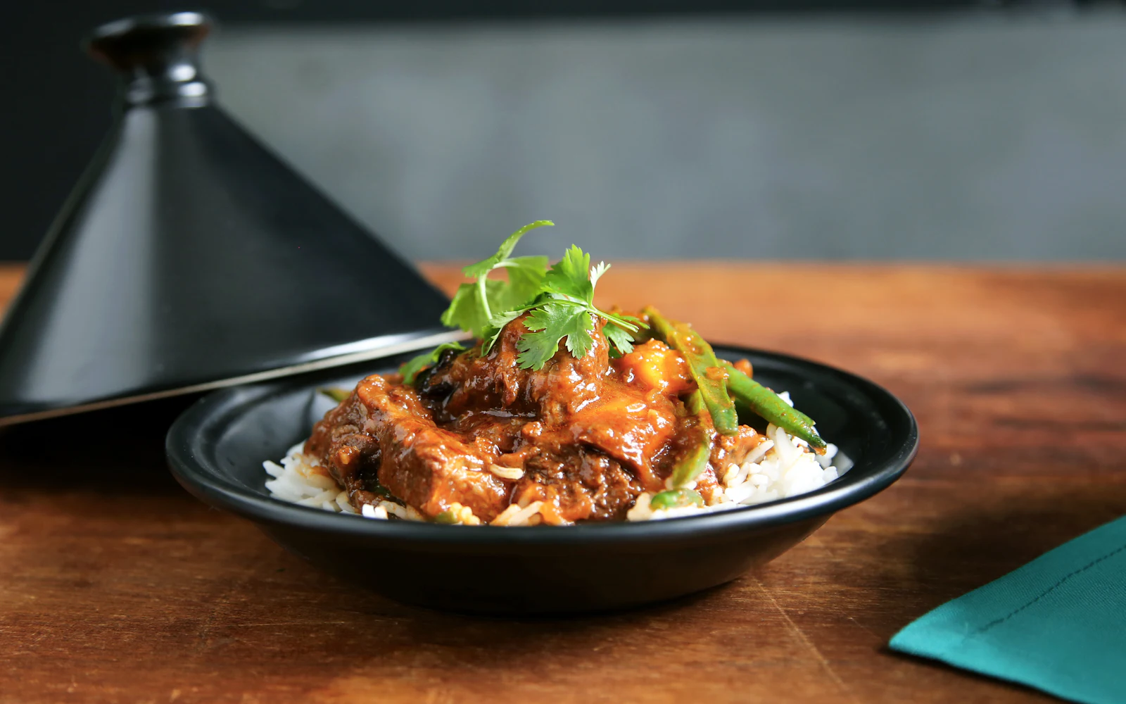 Tajine servi sur une table en bois
